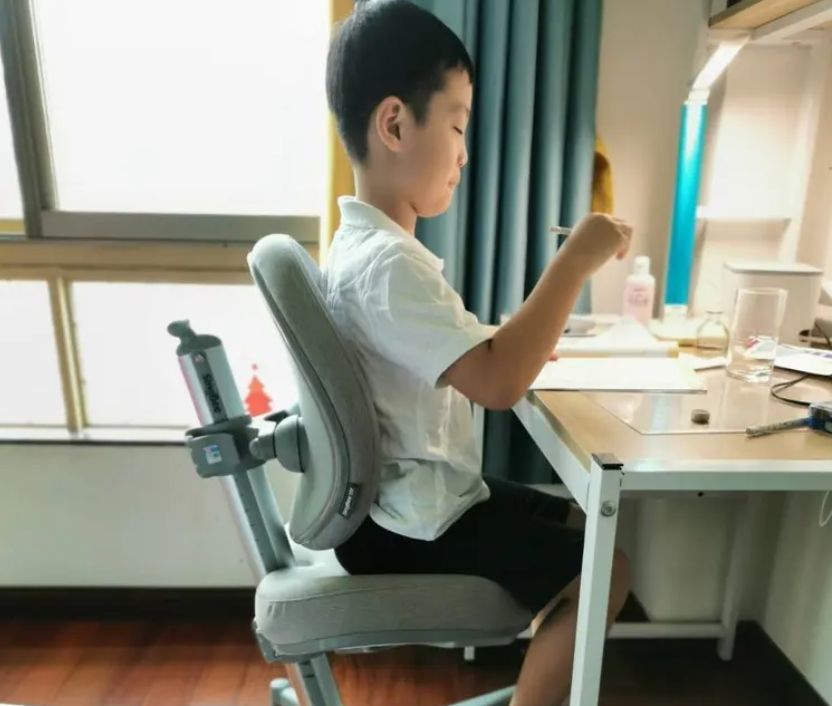 书桌的位置会影响孩子的学习(书桌在什么方位有利于孩子读书)